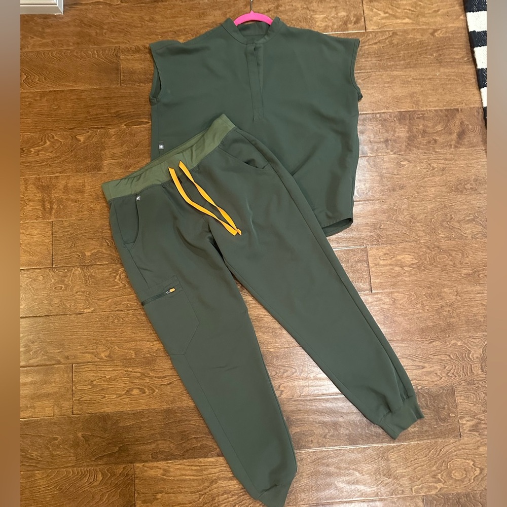 Figs scrubs set small Rafaela top and medium bottoms EUC!